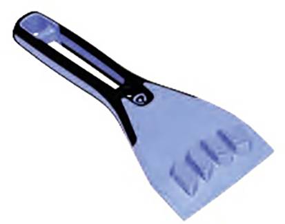 Un grattoir à glace bleu avec une poignée noire, souvent utilisé pour enlever la glace et la neige des pare-brise de voiture.