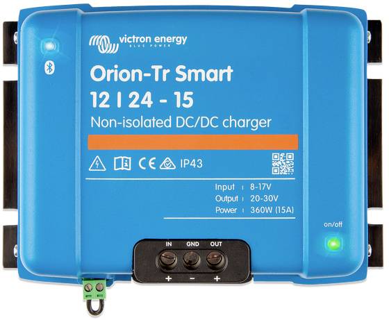 Un chargeur Victron Energy Orion-Tr Smart DC-DC de couleur bleue pour 12V, 24V, 15A. Entrée 8-17V, sortie 20-30V, puissance 360W, indice de protection IP43.