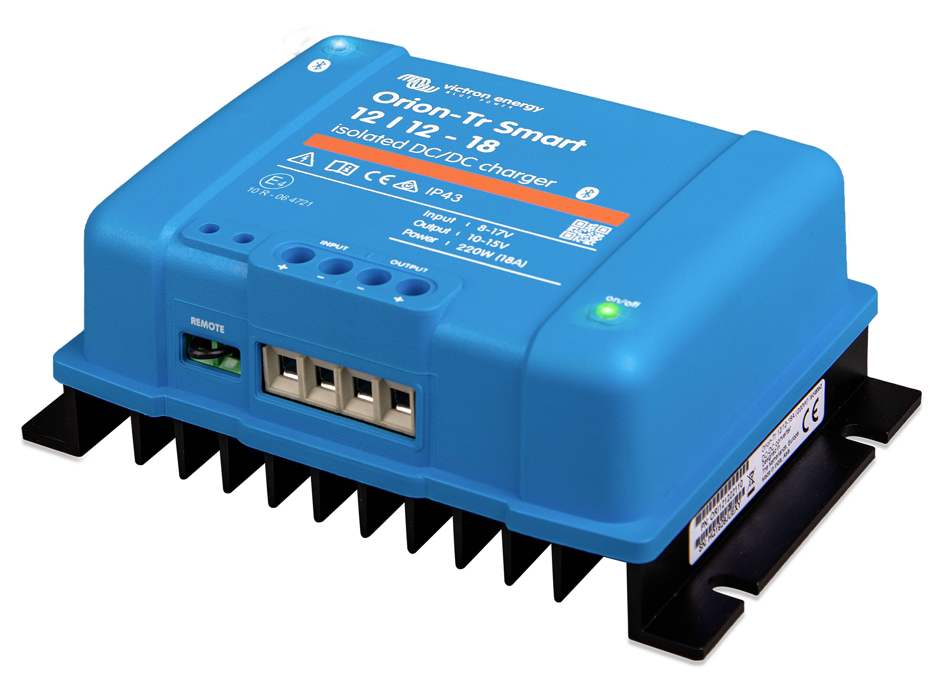 Chargeur DC-DC isolé intelligent Orion-Tr avec boîtier bleu, doté de voyants LED et de plusieurs ports de sortie, utilisé pour charger des batteries.