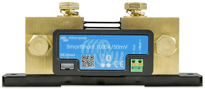SmartShunt de Victron Energy, un appareil de mesure électrique pour batteries de 1000A/50mV, affichant les connexions et une étiquette bleue.