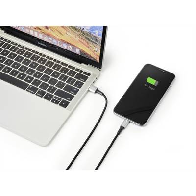 Un smartphone est en train d'être chargé via un câble connecté à un ordinateur portable. L'écran du smartphone affiche un niveau de batterie de 78 %.