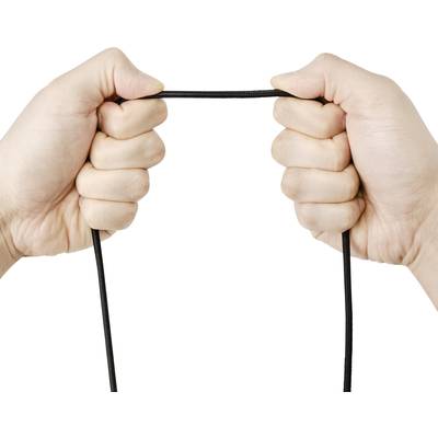 Des mains tiennent une corde noire tendue.