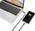 Un ordinateur portable charge un smartphone via un câble USB, et le smartphone affiche '76% chargé' sur son écran.