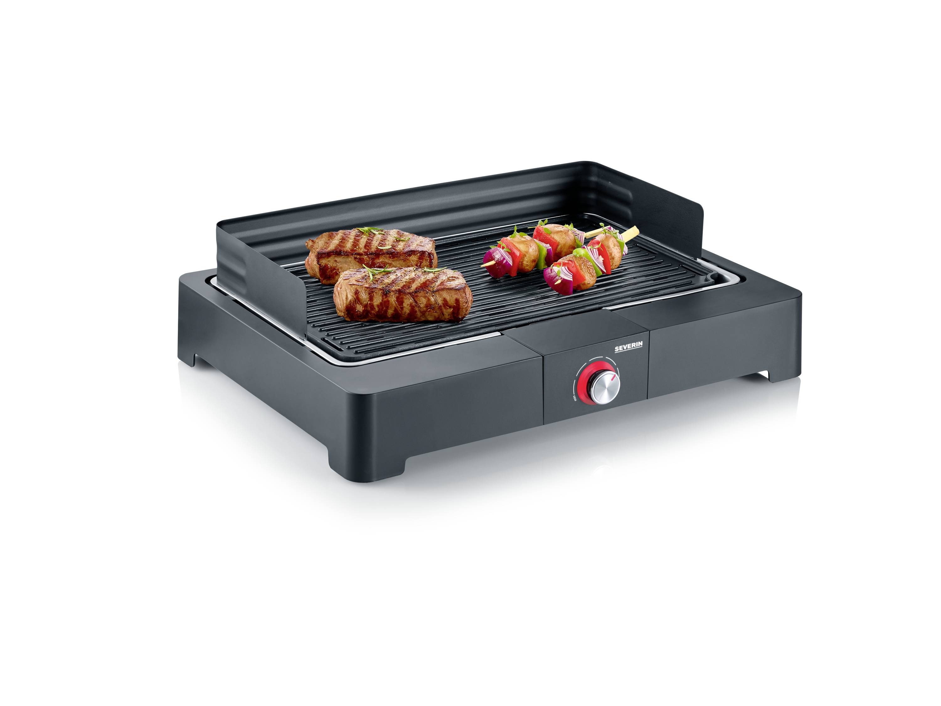 Un grill de table noir avec deux steaks grillés et deux brochettes de légumes sur la surface de cuisson. Le grill est équipé d'un bouton de réglage rouge.