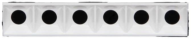 Une barrette multiprises blanche avec six ouvertures de prise rondes alignées.