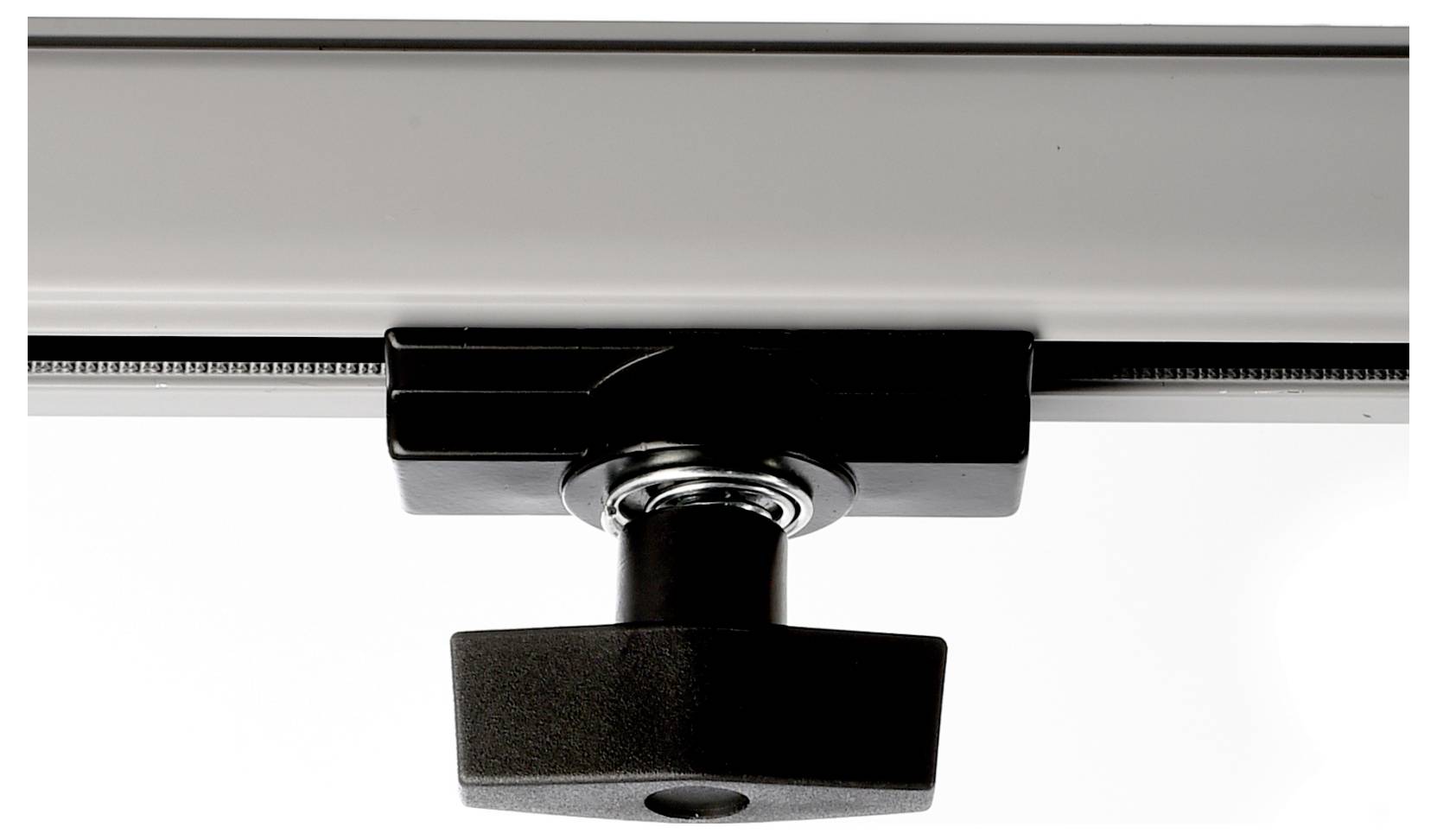 Gros plan sur le support de fixation d'un écran de projection fixé à la traverse supérieure, avec le bras de support réglable centré sous l'écran.