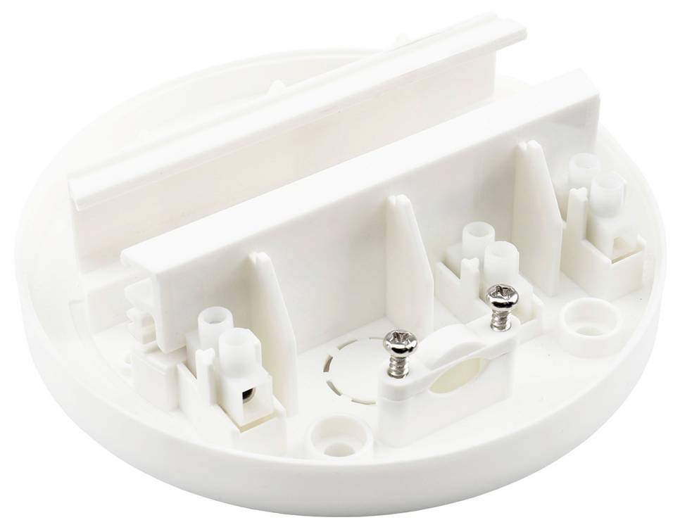 Gros plan de l'intérieur d'un boîtier électrique en plastique blanc avec bornes et vis, sur fond blanc.
