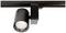 Un luminaire noir sur rail avec un abat-jour cylindrique est suspendu à un support de plafond, prêt à éclairer une pièce.