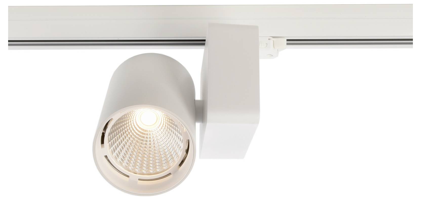 Spot réglable monté au plafond avec une ampoule allumée sur un rail blanc.