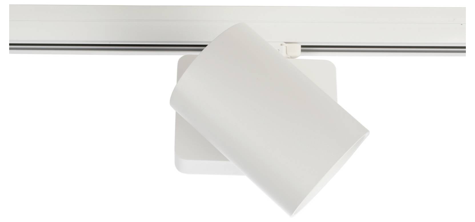 Applique murale blanche moderne avec un abat-jour rectangulaire incliné monté sur un rail horizontal, présentée sur fond blanc uni.