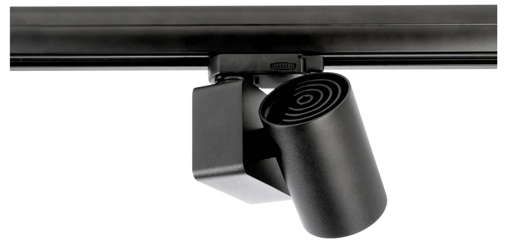 Spot réglable noir sur rail d'éclairage, monté sur un plafond, orienté vers le bas sur fond blanc.