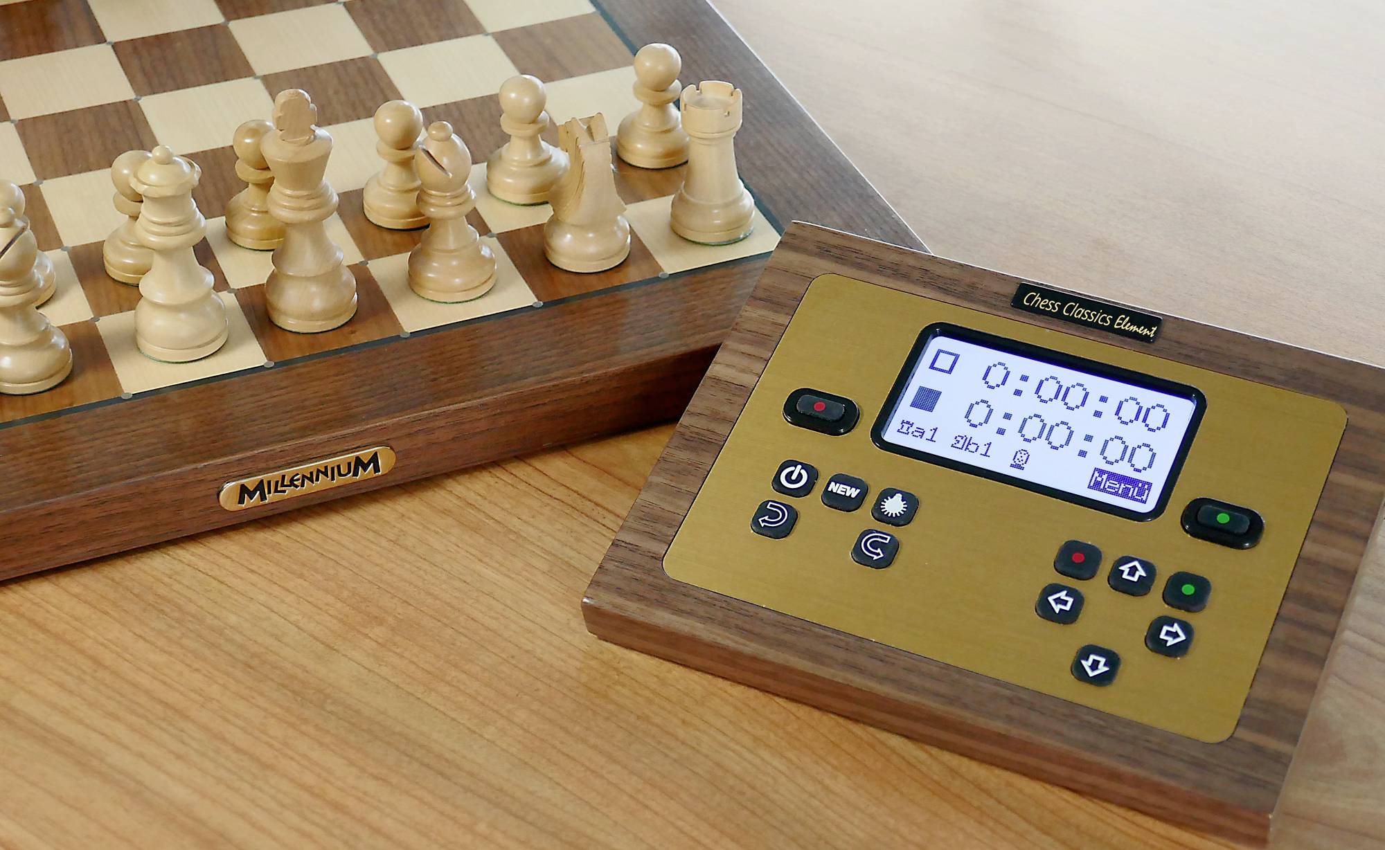 Un échiquier avec des pièces en bois est posé à côté d'une pendule d'échecs digitale sur une table en bois. La pendule affiche '00:00:00'.