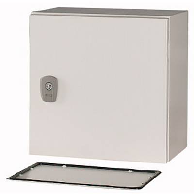 Une armoire métallique rectangulaire avec un trou de serrure sur la façade. La porte, qui a été retirée, est posée au sol en dessous.