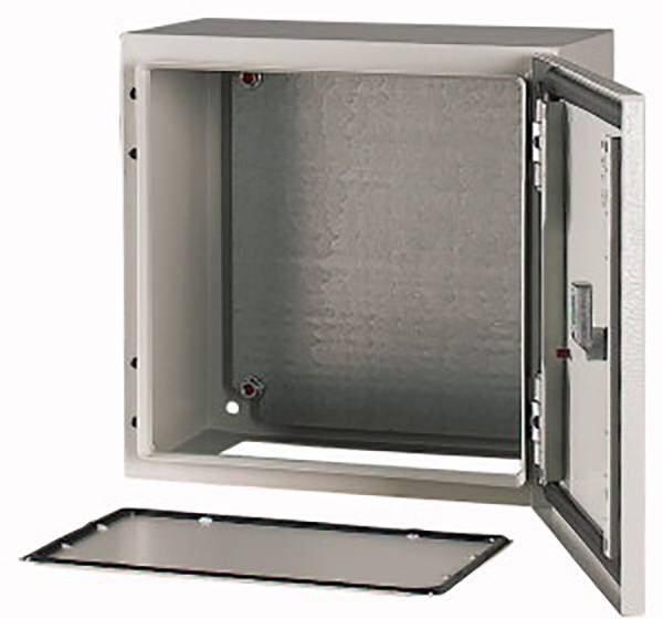 Une armoire électrique métallique ouverte avec sa porte retirée, adaptée aux installations électriques et à la gestion des câbles.