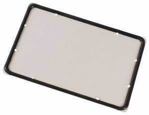 Un cadre noir rectangulaire avec des coins arrondis et des trous sur les bords, adapté pour la fixation d'une plaque d'immatriculation.