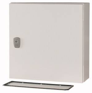 Armoire métallique avec serrure, porte légèrement entrouverte, forme rectangulaire. Une couverture retirée est posée devant.