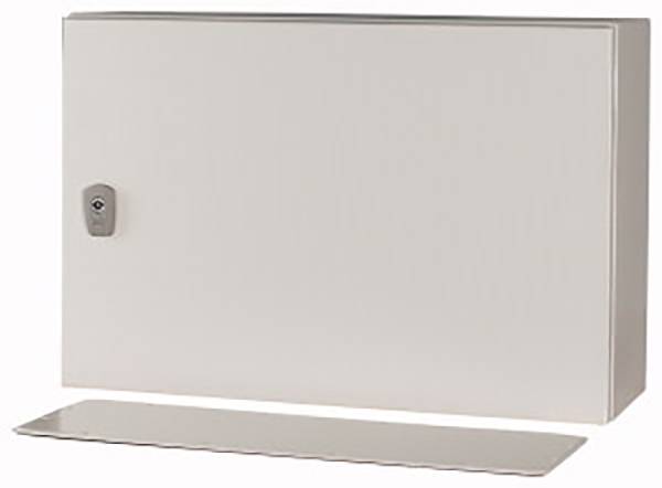 Un placard métallique rectangulaire gris avec une serrure sur le côté gauche. Le placard dispose d'une plaque de base amovible.