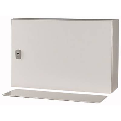 Un placard métallique rectangulaire gris avec une serrure sur le côté gauche. Le placard dispose d'une plaque de base amovible.