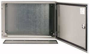 Armoire métallique avec porte ouverte, montrant un intérieur vide. Adaptée pour le rangement d'appareils électriques ou techniques.