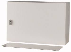 Boîte métallique avec trou de serrure sur le côté gauche sur fond blanc.