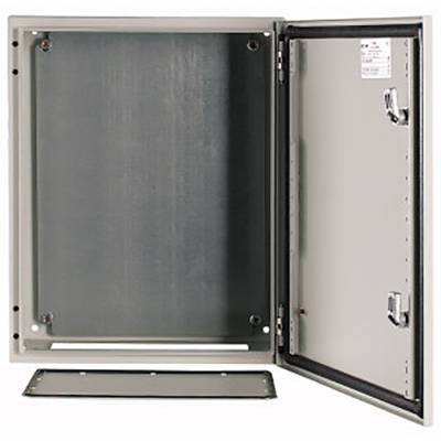 Armoire métallique à porte ouverte montrant un intérieur vide et un panneau amovible en bas. Adaptée pour les installations techniques.