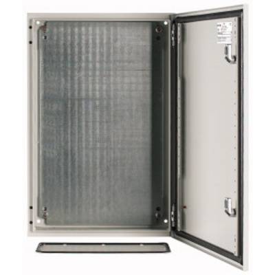 Une armoire électrique ouverte offrant une vue sur une platine de montage vide. La porte de l'armoire est visible à droite, grande ouverte.