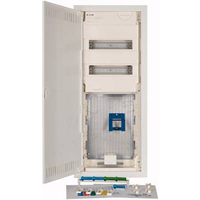 'Boîtier électrique blanc avec porte ouverte et compartiments intérieurs, présenté avec accessoires en dessous. Adapté pour les installations électriques.'