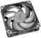 Un ventilateur d'ordinateur avec cinq pales grises dans un cadre carré, monté pour le refroidissement des composants électroniques.