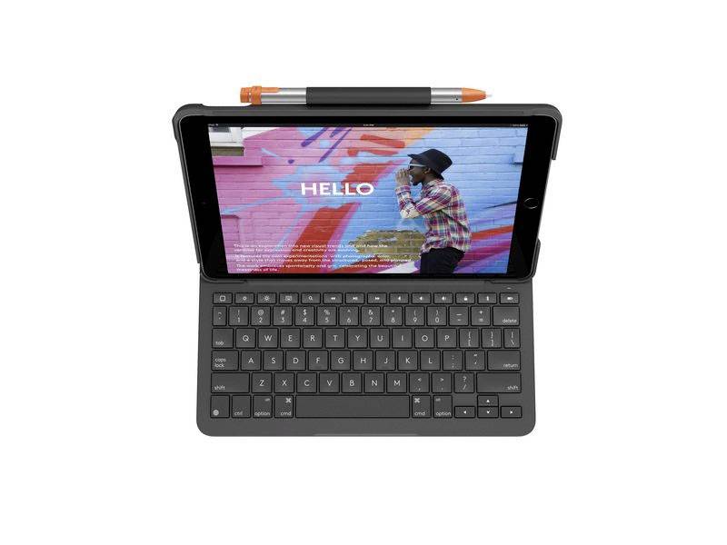 Tablette avec un clavier attaché. Sur l'écran, une personne devant un mur coloré et le texte 'HELLO'. Un stylo en haut.