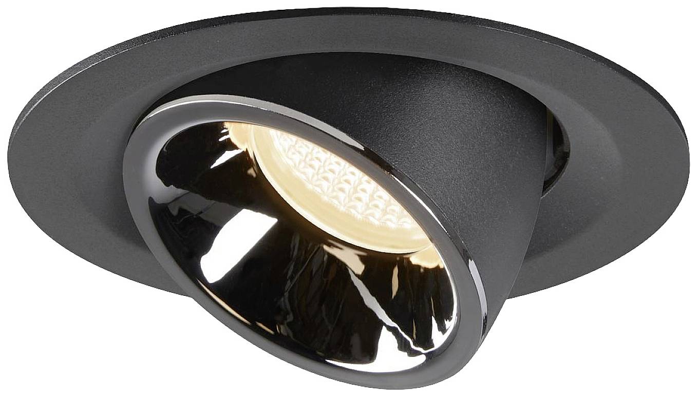 Un luminaire encastré noir avec un boîtier rond et orientable qui diffuse un faisceau lumineux blanc chaud.