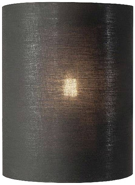 Un applique murale cylindrique noir avec une lumière chaude et tamisée qui filtre à travers l'abat-jour en tissu.
