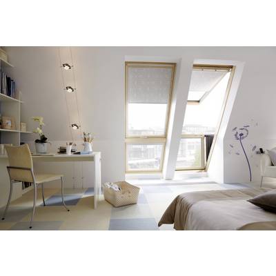 Chambre lumineuse avec fenêtre de toit, bureau avec chaise, lit et étagères ; un panier est posé sur le sol.