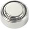 Une pile bouton argentée, design typique des petites batteries utilisées dans les montres ou les télécommandes.