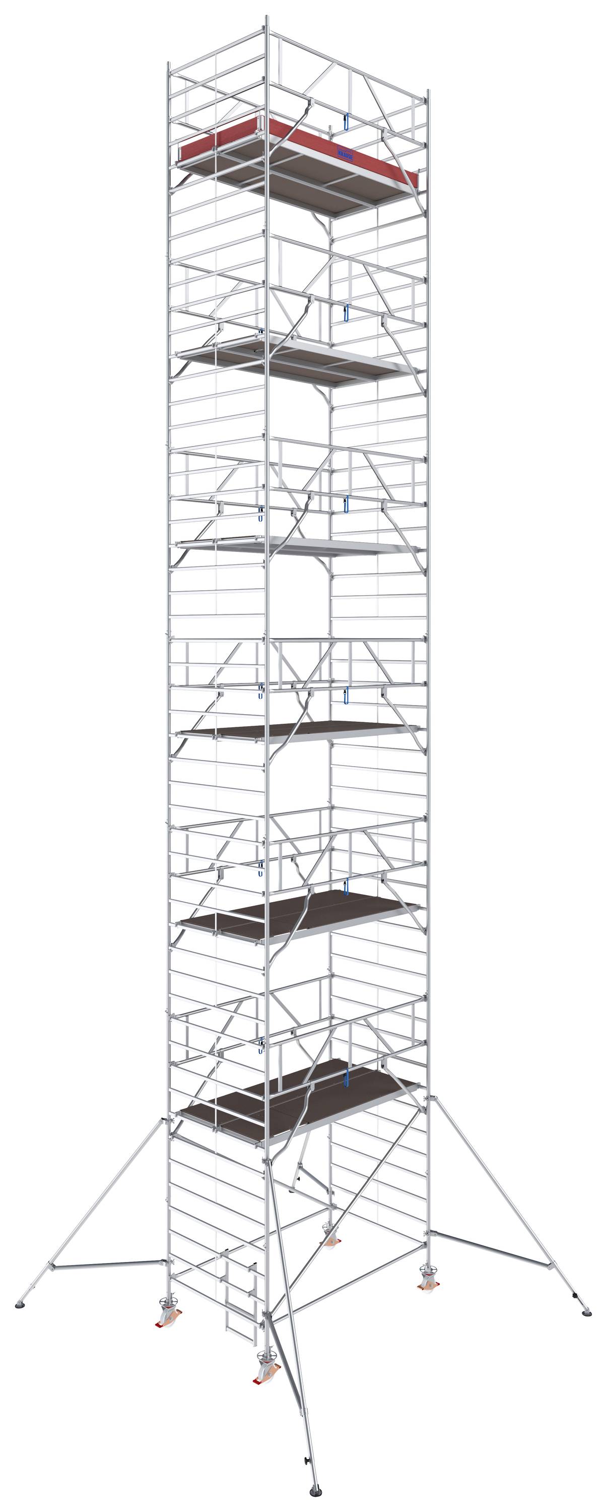 Un échafaudage élevé avec plusieurs plateformes superposées. Stabilisé par des traverses diagonales et des supports latéraux.