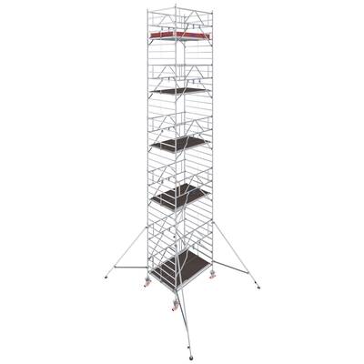 Échafaudage métallique avec plusieurs plateformes, monté à sa hauteur totale. Utilise des étais métalliques pour la stabilisation et dispose de quatre pieds de support.