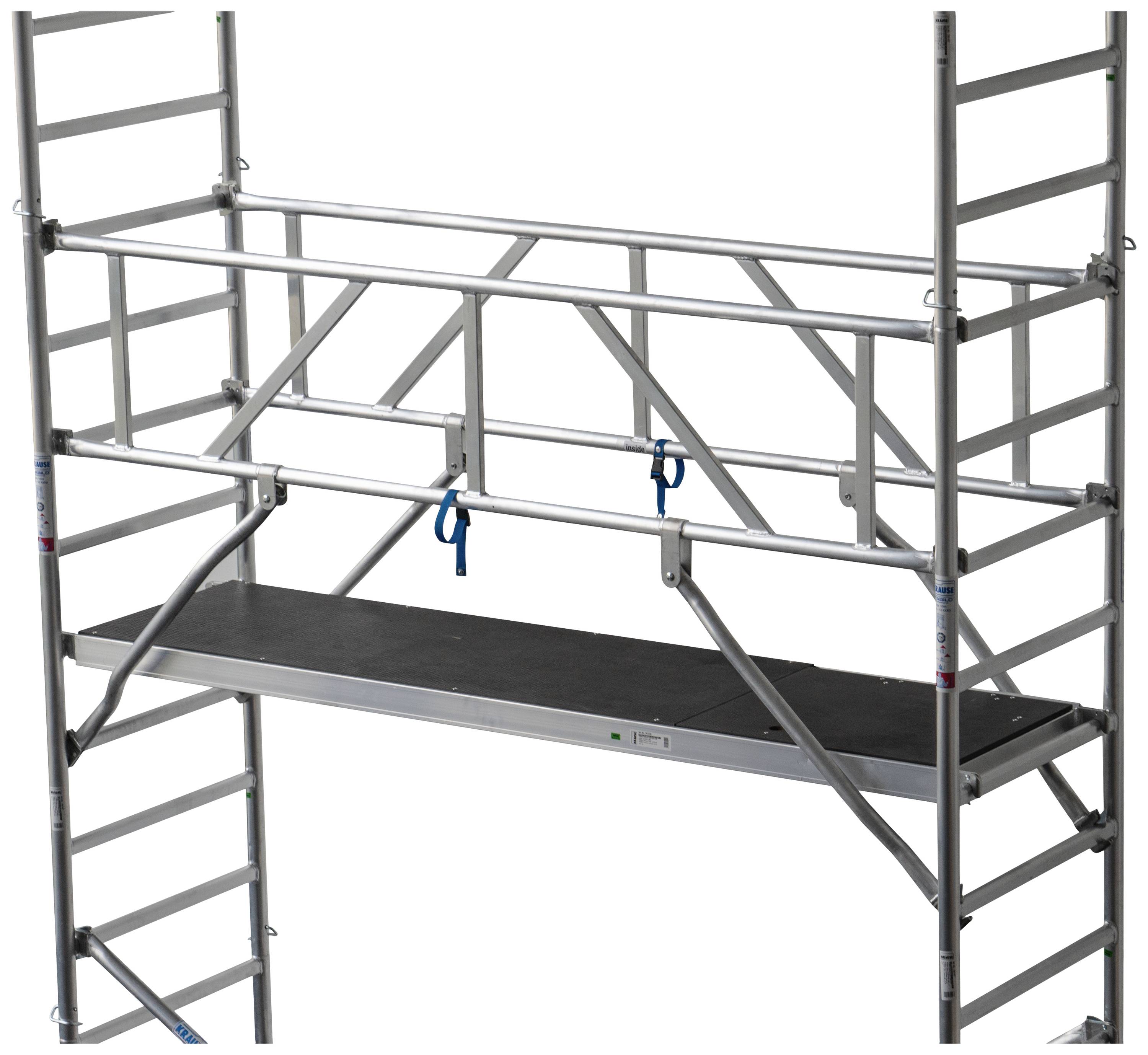 Un échafaudage en aluminium avec plateforme, adapté aux travaux de construction ou de rénovation, équipé de barres latérales et de mécanismes de sécurité.