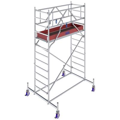 Un échafaudage argenté avec une plateforme, des roulettes bleues et une tablette rouge, adapté aux travaux en hauteur, est solidement installé sur un sol stable.