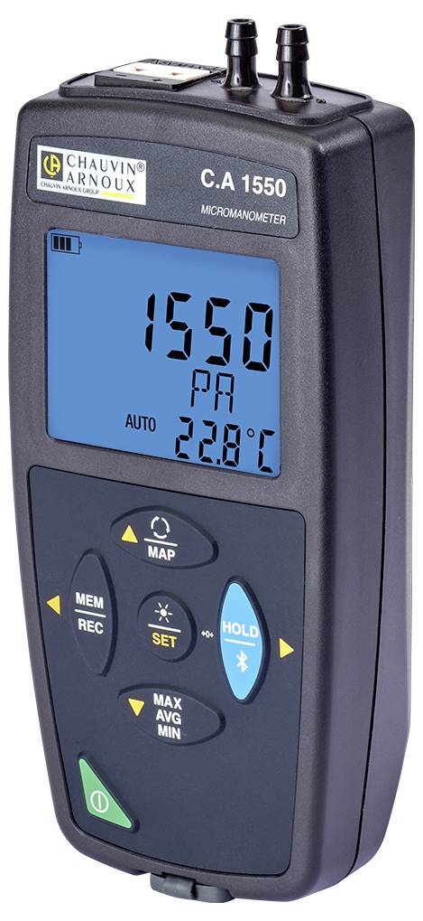 Un manomètre numérique affiche '1550 Pa' et '22,8 °C' sur un écran bleu. Appareil de mesure de pression avec touches de commande.
