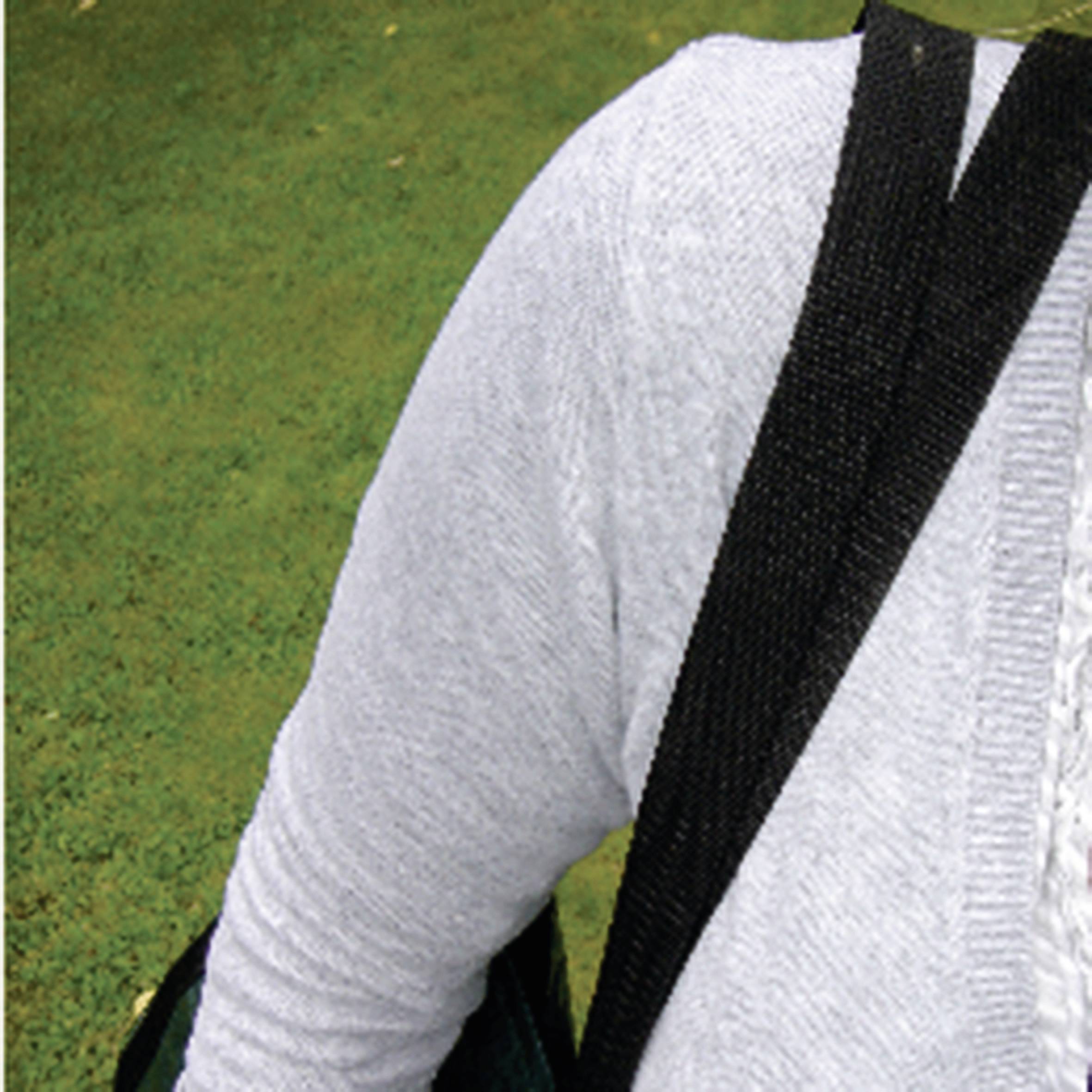 Un gros plan d'une personne portant un pull gris, avec une bandoulière noire. L'arrière-plan montre un gazon vert.