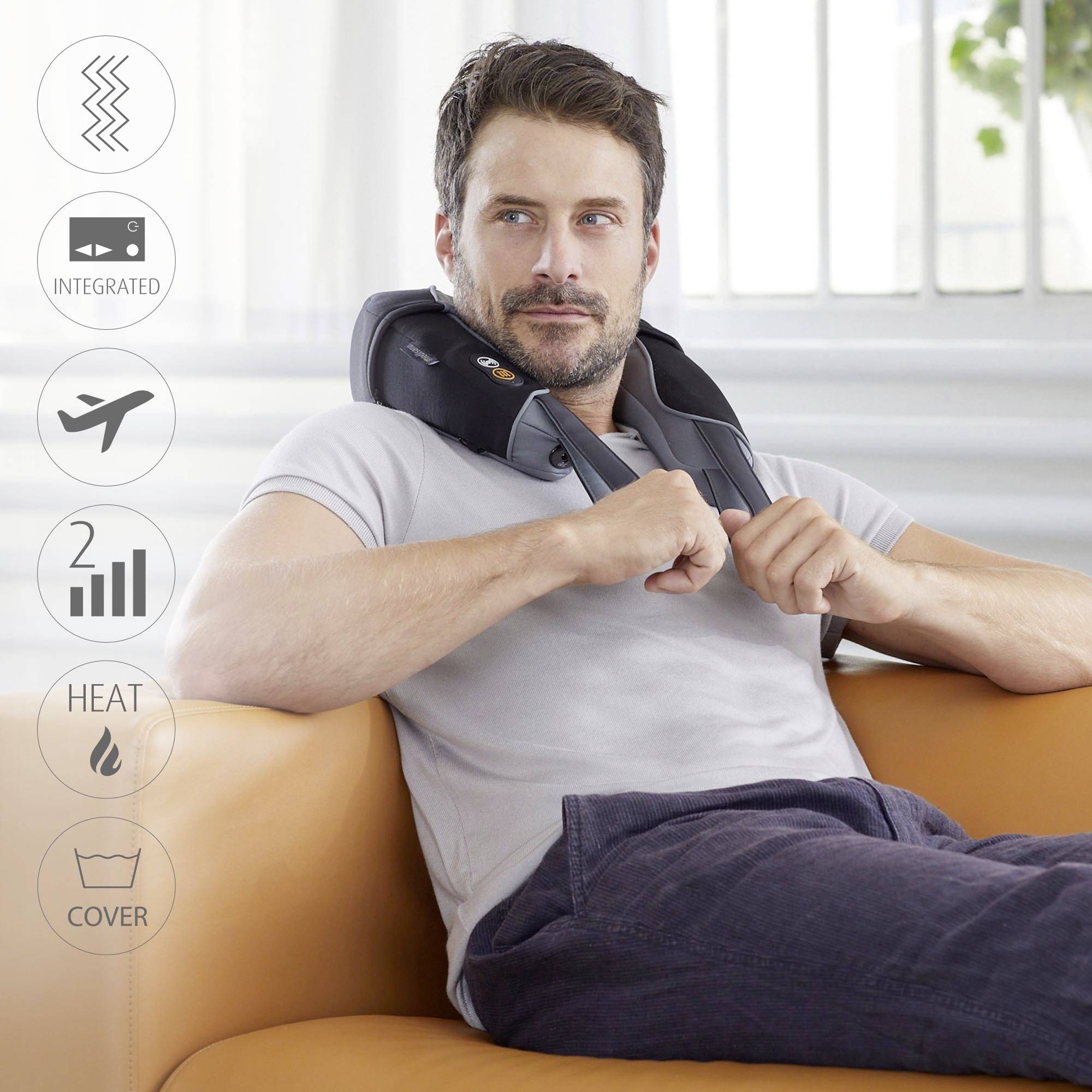 Un homme se détend sur un canapé avec un appareil de massage autour du cou. Des symboles à gauche indiquent les fonctions : massage par vibration, fonction chauffante.