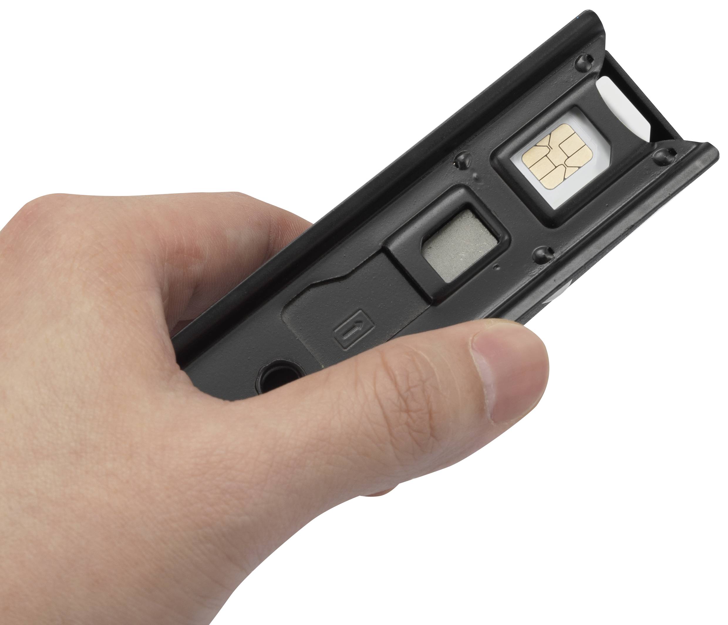 Une main tient une carte SIM et un support de carte. Le support de carte est noir et rectangulaire. La carte SIM est visible en haut à droite.