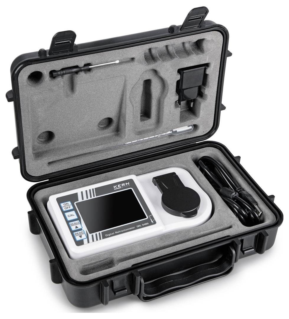 Réfractomètre numérique portable en valise, comprenant l'appareil de mesure, un adaptateur secteur et des accessoires pour la détermination des indices de réfraction.