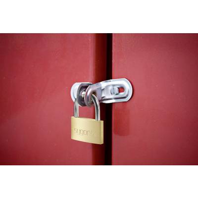 Un cadenas doré verrouille les portes d'un placard rouge.