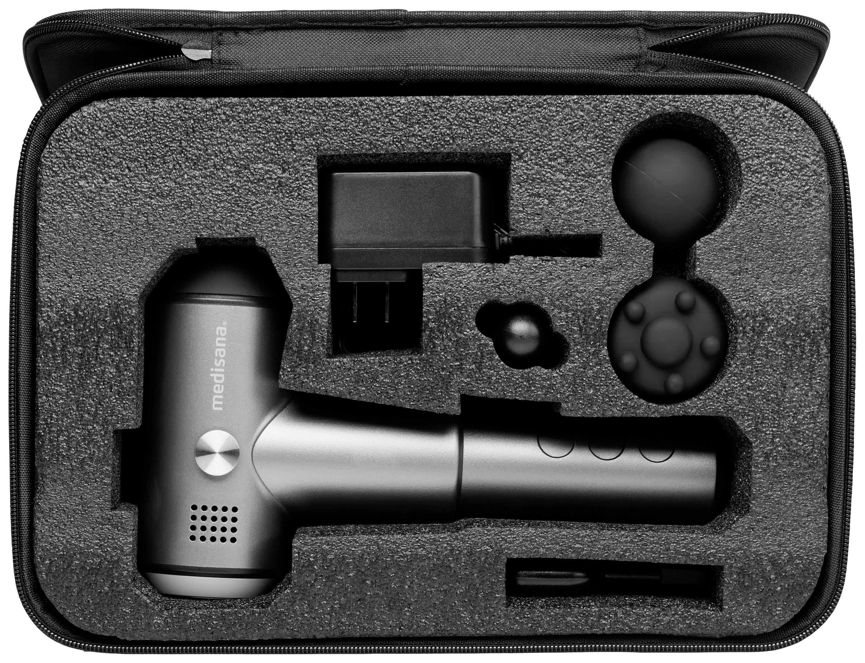 Un pistolet de massage avec différentes têtes et son chargeur, soigneusement rangés dans un étui.