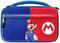 Un sac bleu et rouge portant l'image d'un personnage de dessin animé sympathique coiffé d'un chapeau rouge et portant une salopette bleue. À côté, un 'M' blanc.
