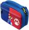 Sac bleu et rouge avec un imprimé de personnage de jeu vidéo et un logo 'M' sur le devant. Les fermetures éclair sont noires et jaunes.