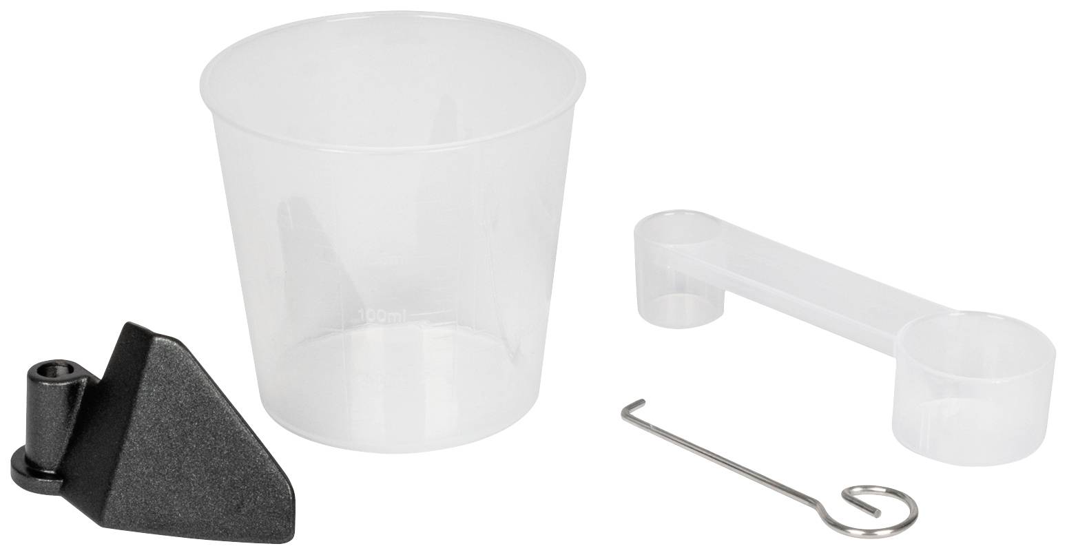 Tasse à mesurer, outil de pétrissage noir, louche transparente et crochet métallique sur fond blanc.