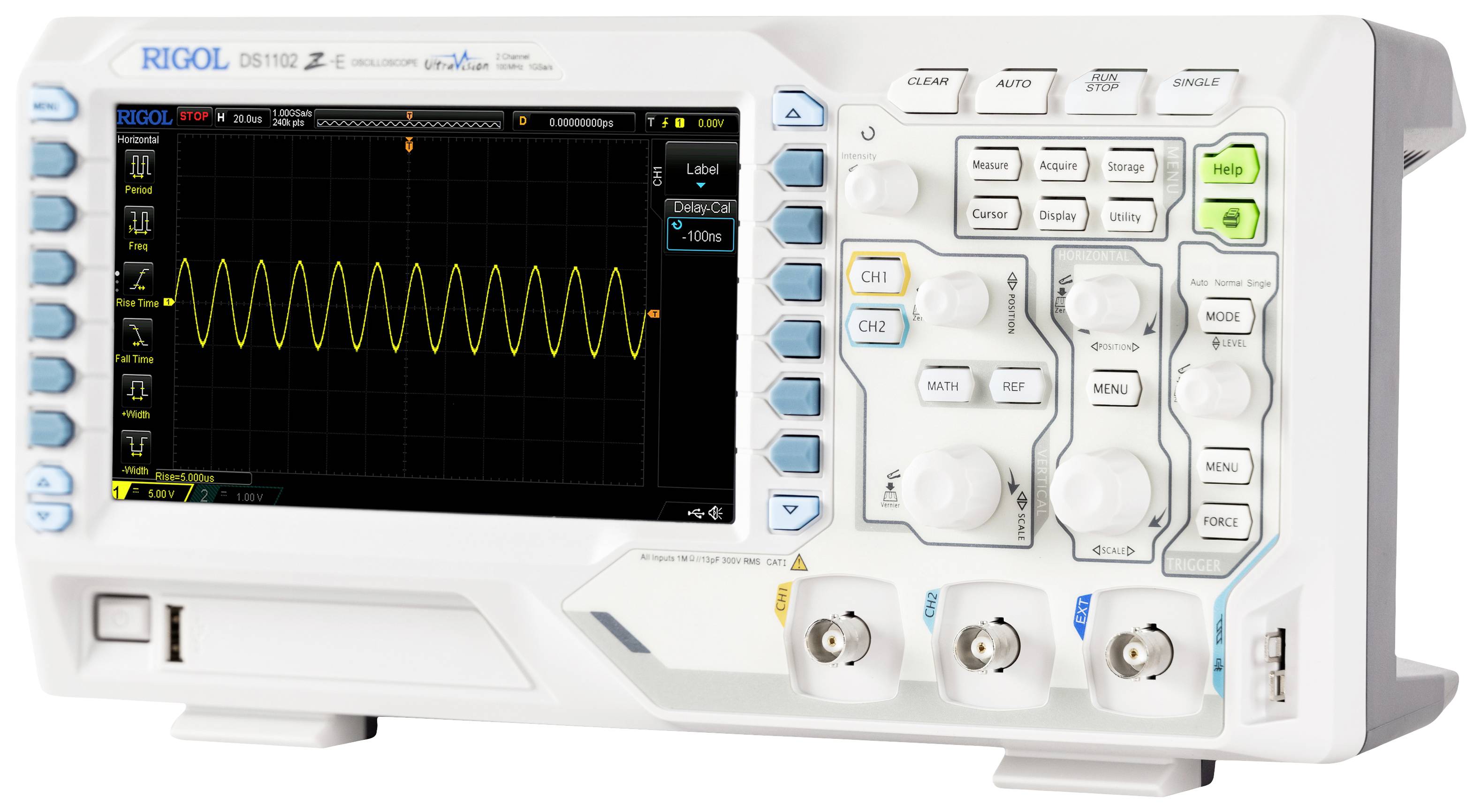 Oscilloscope à affichage numérique, montrant une courbe de tension sinusoïdale et régulière. Différents boutons de commande et connexions sont visibles.