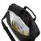 Sac besace noir en tissu, ouvert, avec plusieurs compartiments intérieurs. Contient des accessoires pour ordinateur portable, un téléphone portable et un carnet de notes.