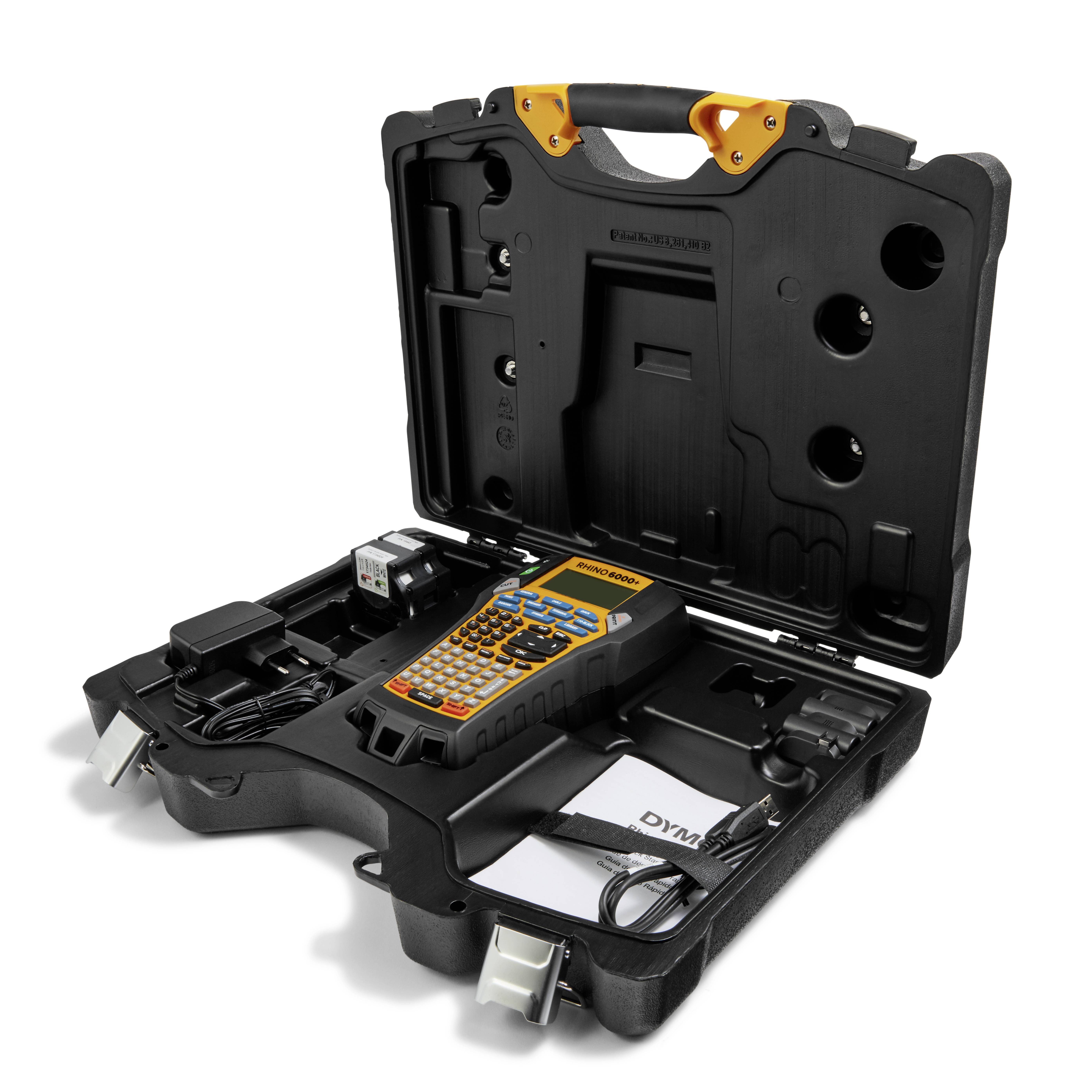 Une valise ouverte contenant une imprimante portable d'étiquettes, un chargeur, des rouleaux d'étiquettes et des instructions.